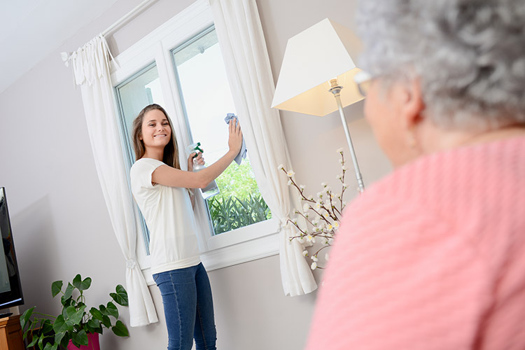 Fenster putzen bei Seniorin